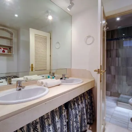 Spacious & Modern 2 Bdr In Atalaya Golf Benahavis Appartement Estepona
